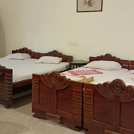 Bentleys Hotel Мумбаи Экстерьер фото