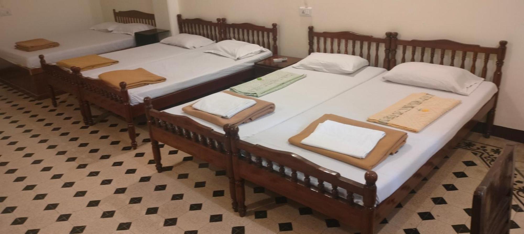 Bentleys Hotel Мумбаи Экстерьер фото